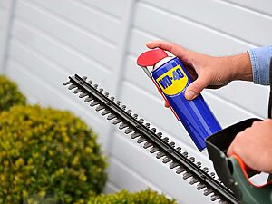 تنظيف شفرة قاطع النباتات باستعمال wd40
