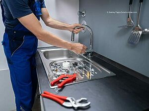 استبدال صنبور المطبخ