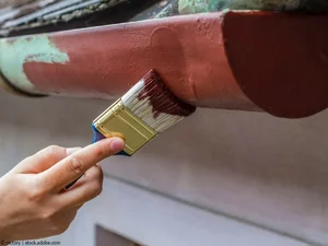 إصلاح مزراب متسرب